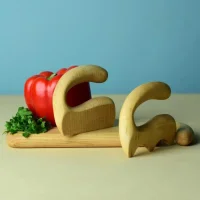 Set aus Zerkleinerer, Salatspatel und Schneidebrett -...