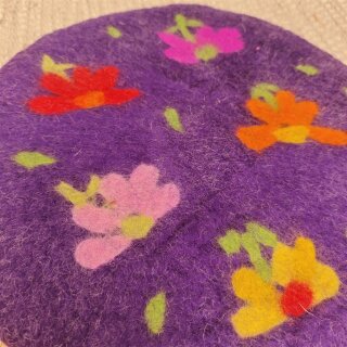 Handgefertigtes Filzkissen Lila Blumen - Unikate - ca, 37cm