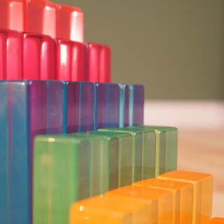 Lucite Step Set – 35 Acryl-Lichtbauwürfel im Regenbogenfarbverlauf