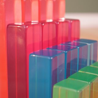 Lucite Step Set – 35 Acryl-Lichtbauwürfel im Regenbogenfarbverlauf