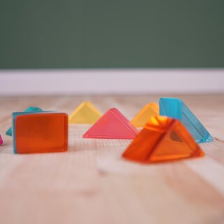 Lucite Small Triangles – 32 transparente Acryl-Dreiecke für leuchtende Bauideen