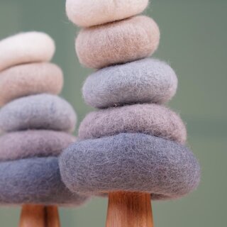 Stapelbaum Winterfarben – Filzspielzeug aus Holz und Wolle von Papoose Toys