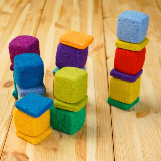 Filzquader & Filzquadrate Regenbogen – 24-teiliges Baustein-Set aus Schafwolle