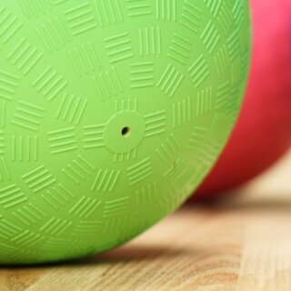 Selbst aufpustender Ball – sprungstarker Gummiball für aktive Bewegungsspiele