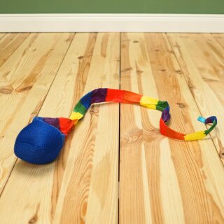 Kometenball – farbenfrohes Bewegungsspielzeug mit langem Regenbogenschweif