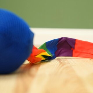 Kometenball – farbenfrohes Bewegungsspielzeug mit langem Regenbogenschweif