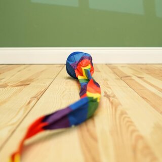 Kometenball – farbenfrohes Bewegungsspielzeug mit langem Regenbogenschweif