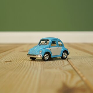Volkswagen Käfer (1967) mit Rückzugmotor – Kultauto in fröhlichen Retro-Farben