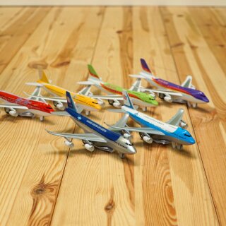 Flugzeug mit Licht, Sound und Rückzugmotor – interaktives Passagierflugzeug für kleine Flugfans