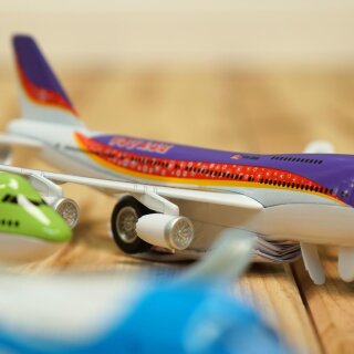 Flugzeug mit Licht, Sound und Rückzugmotor – interaktives Passagierflugzeug für kleine Flugfans