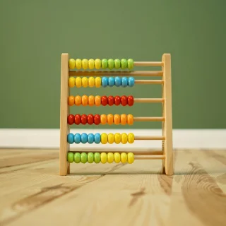 Rechenrahmen aus Holz – spielerisch rechnen lernen zur Einschulung und darüber hinaus