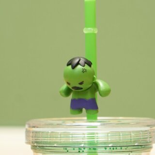 Marvel Hulk Trinkbecher mit Strohhalm 320 ml – Glitzerbecher mit Figur